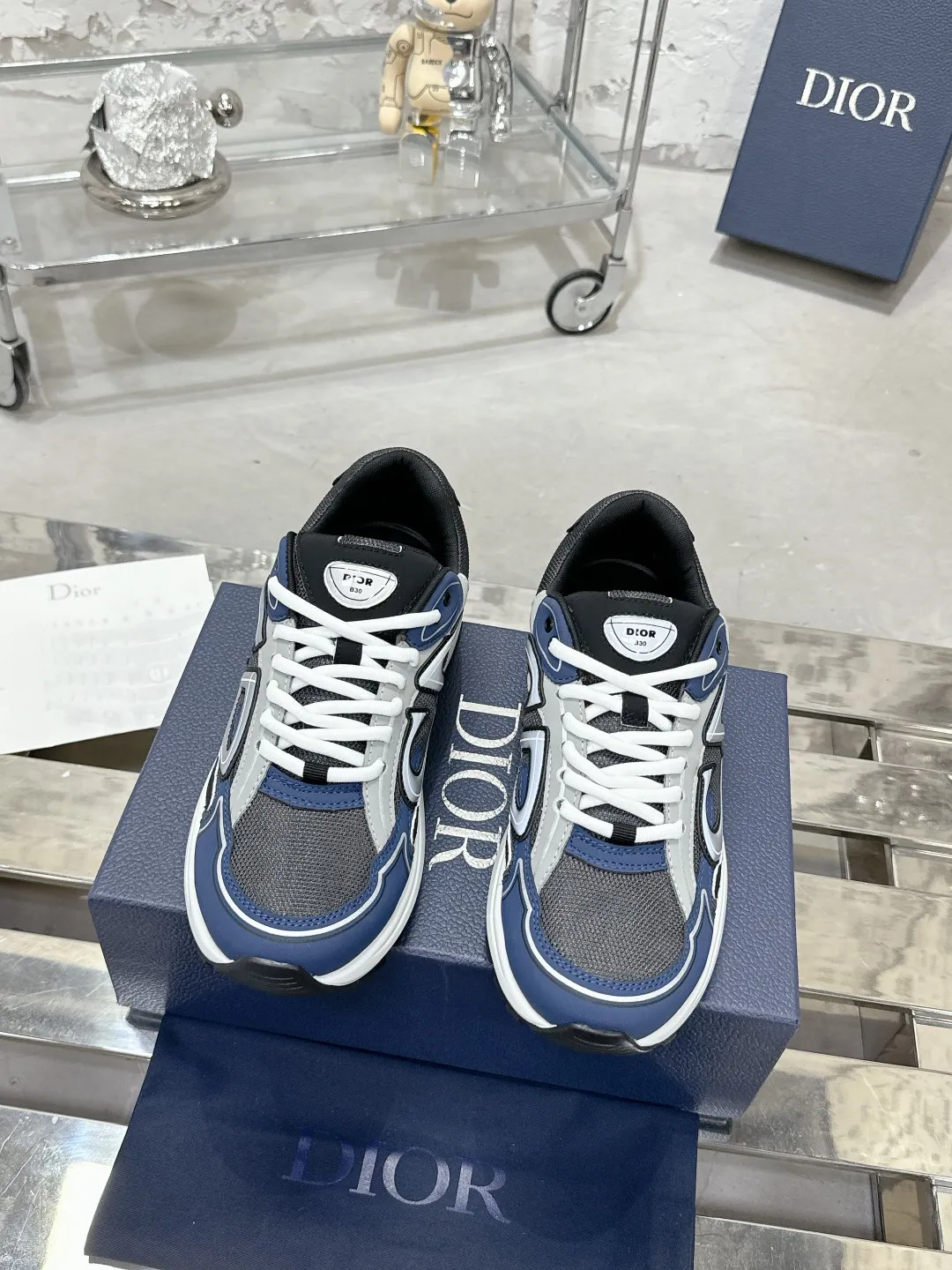 Men's men's shoes 💰600❤️❤️❤️High version Dior Dior's latest color matching B30 series reflective dad sneakers original 17380💰 purchased for development and production Brand new B30 sneakers Dad Shoes style shoes that follow the trend of the retro market The Dior logo on the tongue also indicates that this pair of shoes is the B30 model! B30 uses fine-textured leather and mesh cloth materials to form a shoe body. There are conspicuous letters CD on both sides of the shoe body to indicate identity. Many lines on the shoe body outline details to make the shoes look less monotonous and full of retro flavor. The delivery counter is exquisitely packaged🛍📦 ▪️Fabric: Original customized technical fabric + mesh ▪️Inner lining: Customized breathable lining ▪️Outsole: Original molded IP foam + TPU outsole ▪️Sole thickness: 3.5CM ▪️Size: Women’s size 35-40 / Men’s size 39-46